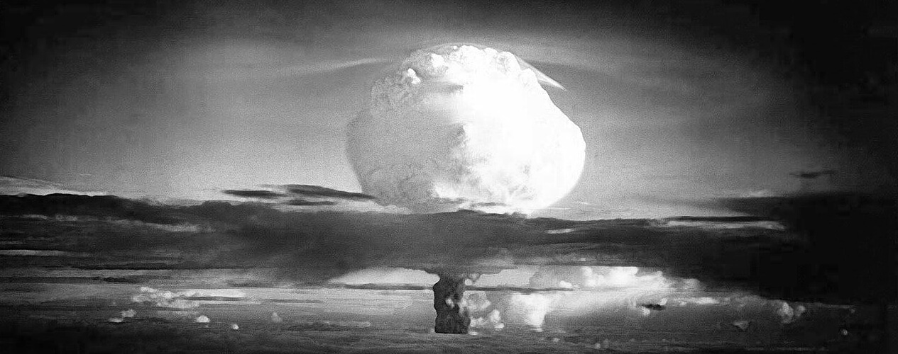 Bomba atómica en blanco y negro